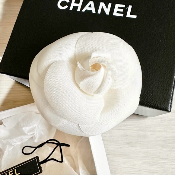 Authentic CHANEL White Camellia Flower Brooch Pin with Box & Tissue Paper - Picture 1 of 13